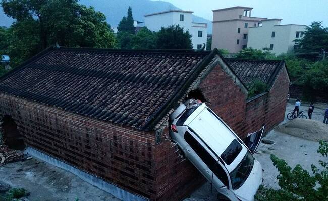 祠堂接连被飞车撞破大洞 村民：风水有问题