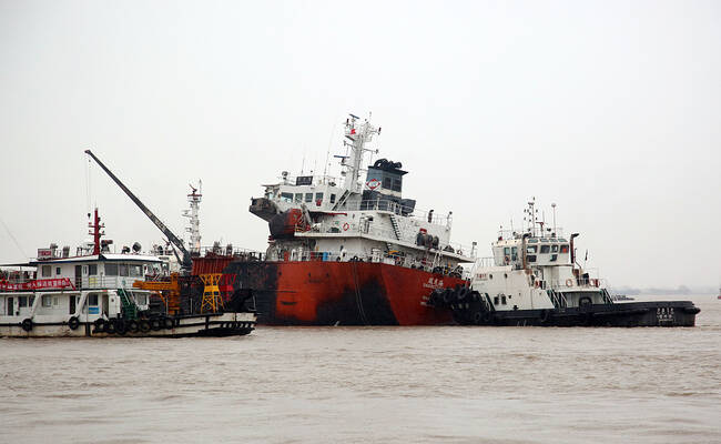 江苏两长江货轮相撞 码头坍塌