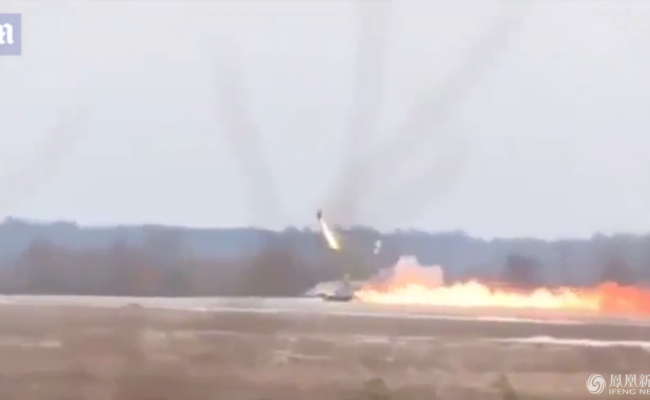 白俄罗斯一战机起火 飞行员慌忙逃生