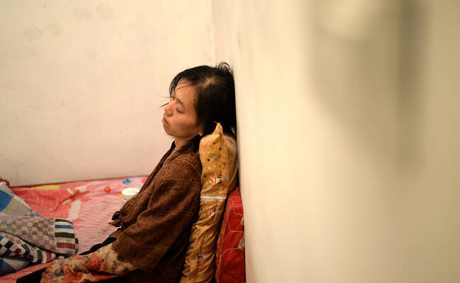 女子患“怪病”被锁牢笼 母亲不敢靠近