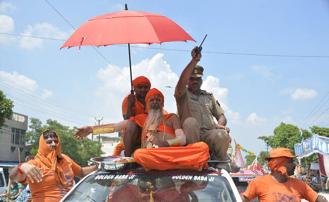 土豪身披30斤黄金朝圣 警察开道