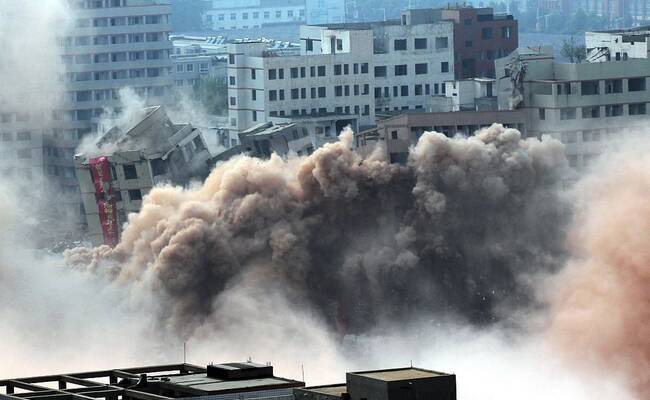 2.5吨炸药出动 郑州36幢楼爆破倒塌