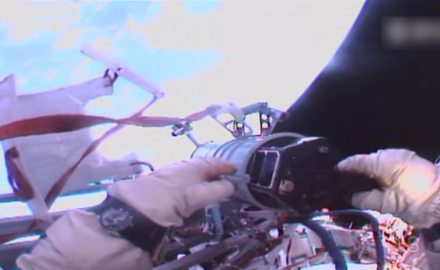 俄罗斯宇航员太空徒手释放卫星|组图