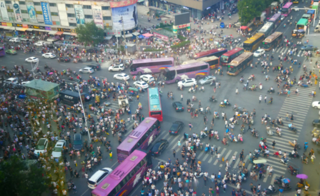 郑州男子欲跳楼 市民围观致交通“瘫痪”|组图