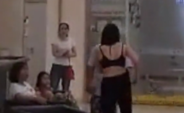 男子称衣服是自己买的 前妻当场脱衣离去|组图