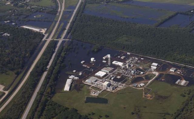 美国得州一化工厂被淹后发生爆炸|组图