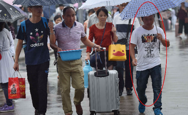 新生报到日，陌生人扎堆冒充学长行骗|组图