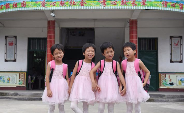 深山四胞胎姐妹上学了丨组图