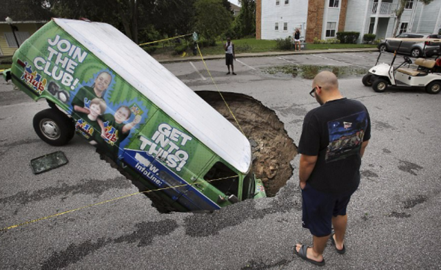 飓风“艾尔玛”减弱 美国街头一片狼藉丨组图