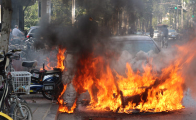 石家庄一豪车街头起火 烧成废铁|组图