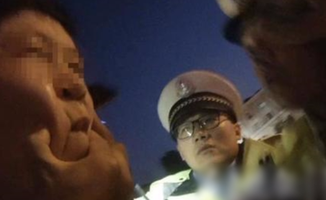 被识破后，山东套牌车主生吞行驶证|组图