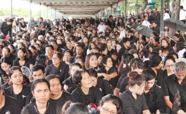 泰国皇宫外排的队越来越长了|组图