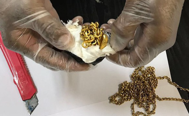 走私者把价值18万珠宝首饰藏在直肠|组图