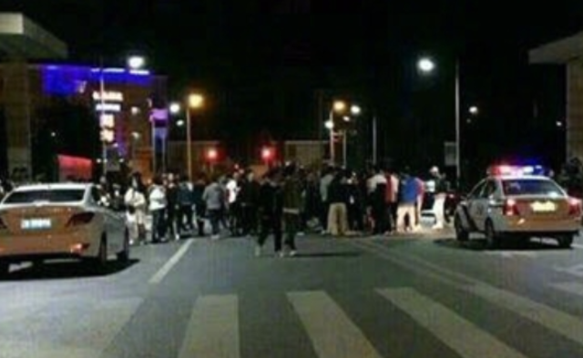 女大学生被调戏 数十同校男生围车逮人|组图