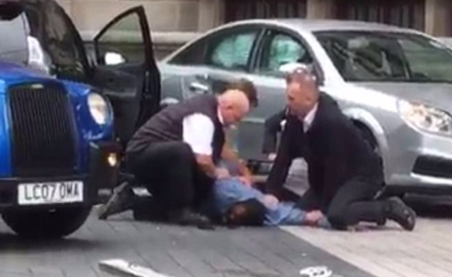 伦敦一博物馆外发生汽车撞人事件 致11伤丨现场图