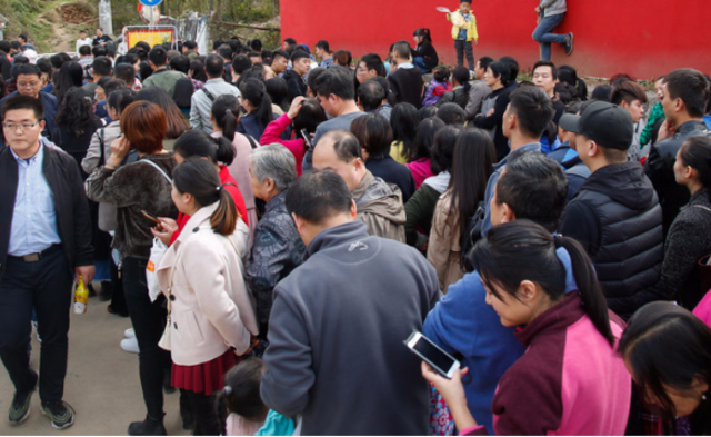 古观音禅寺预约参观首日 上千人排队参观|组图