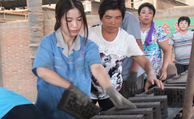 为弟弟，她辞年薪20万工作回砖厂打工