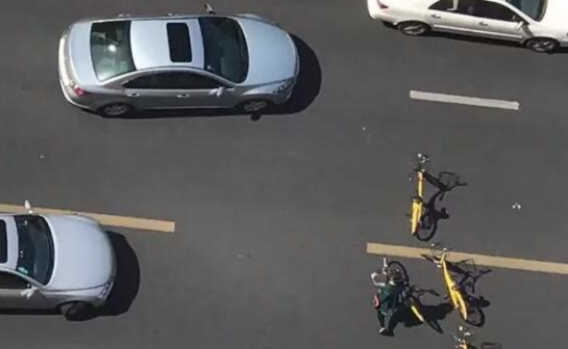 停车收费受影响 大妈搬共享单车堵路