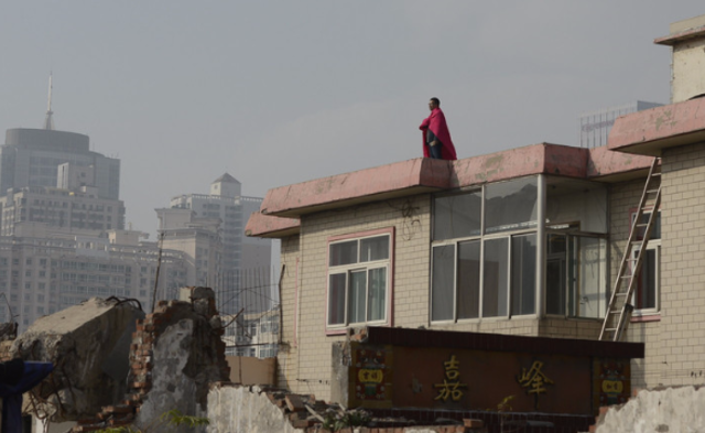 别墅“钉子户”雇人守房 看门人月入上万