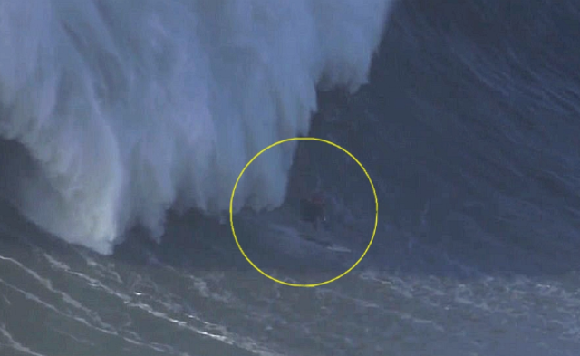 英国冲浪冠军被50英尺高的巨浪吞噬画面