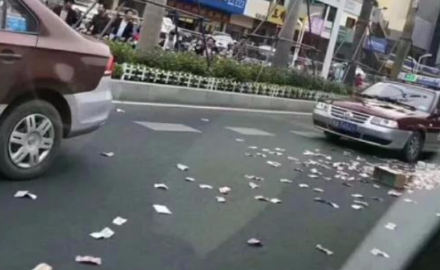 南宁街头大量钞票撒落一地