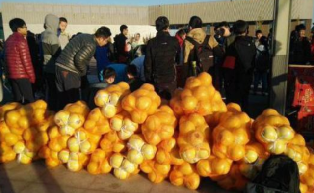 “光棍节”高校发放13万斤水果 学生免费吃