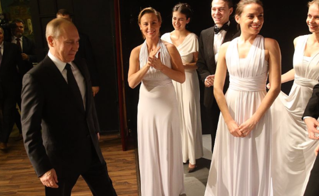 普京参观俄罗斯国家艺术学院