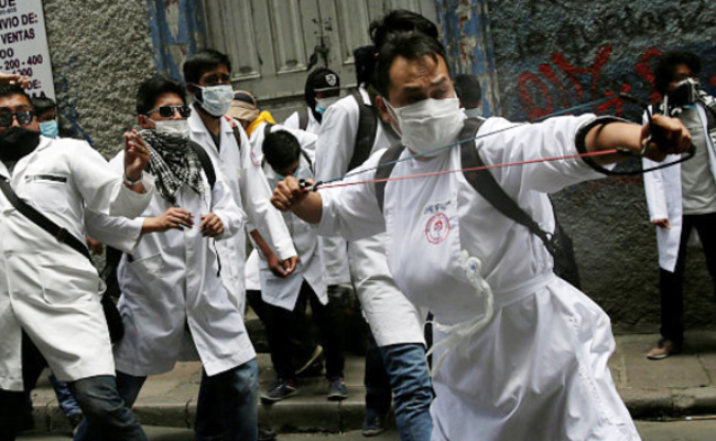 医生穿白大褂上街与警察对峙