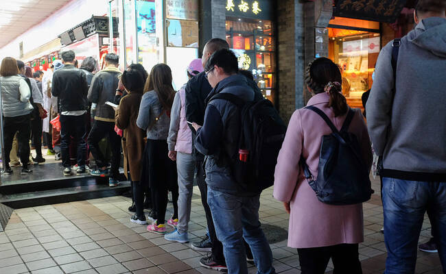 北京：游客排队买糖葫芦 10元一串品种多