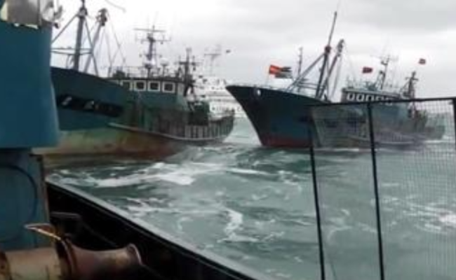 韩海警再向中国渔船开火：发射453发子弹，扣20人