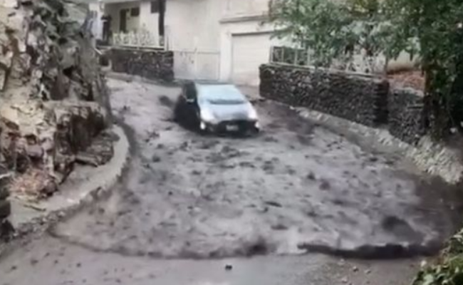 美国司机驾车被泥石流卷走