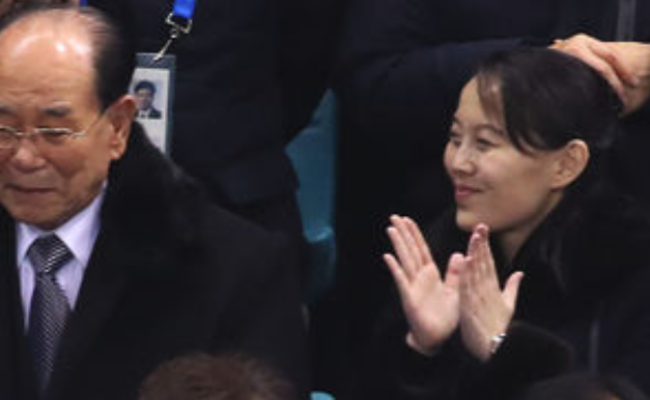 金与正看着文在寅微笑拍手一幕