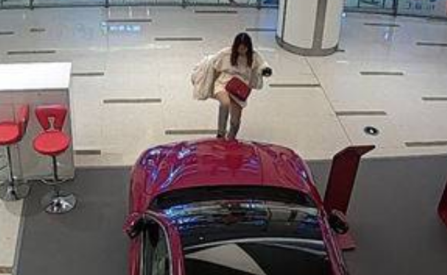 女子年会喝醉逛街 脱鞋猛砸跑车