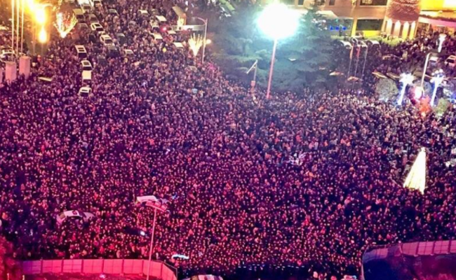 昨晚，西安市民围观500架无人机升空