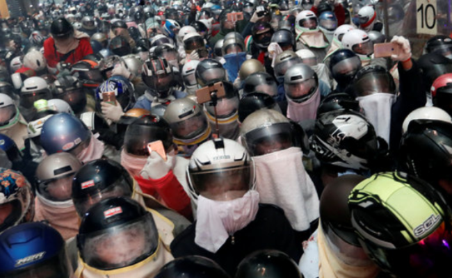 台湾十万人戴安全头盔观看“盐水蜂炮”