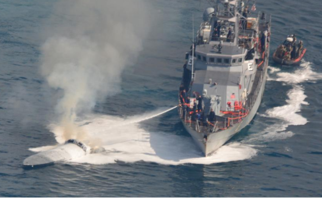 美国多部门联合拦截运毒快艇现场