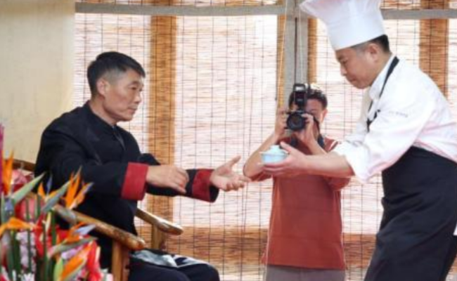 日本“厨神”叩拜中国川菜大师