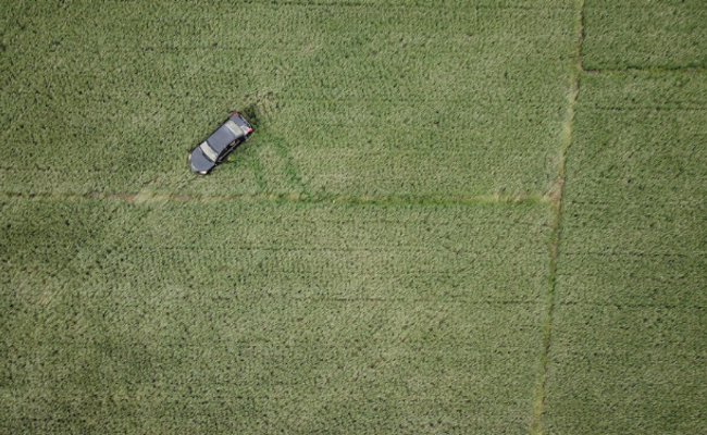 四川：一辆被洪水冲到田里的轿车