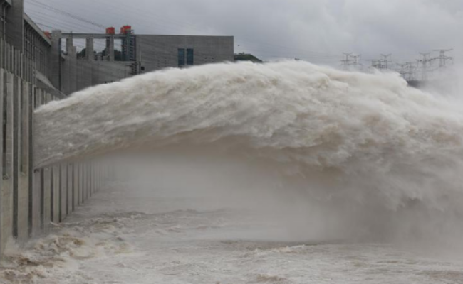洪水来袭 三峡大坝泄洪