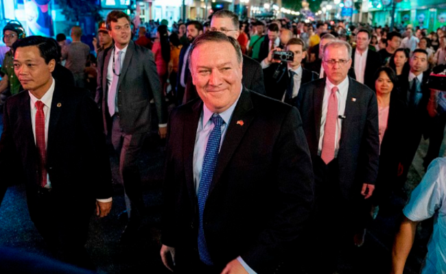 美国务卿蓬佩奥夜游河内