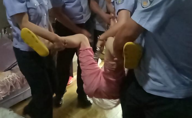 老赖前妻住进涉案房屋 被强制抬离