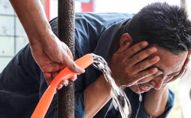 山东：高温下的景区劳动者