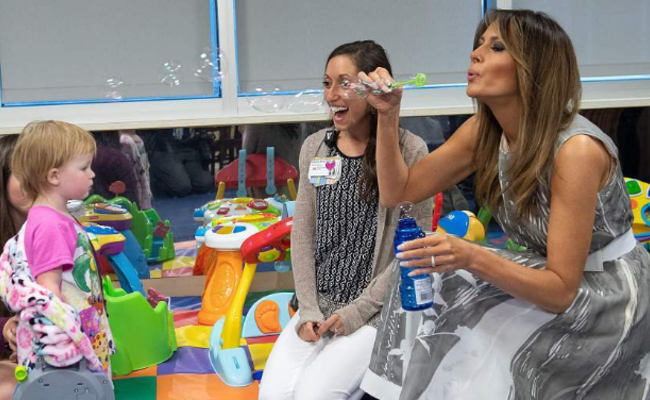 梅拉尼娅与儿童吹泡泡互动