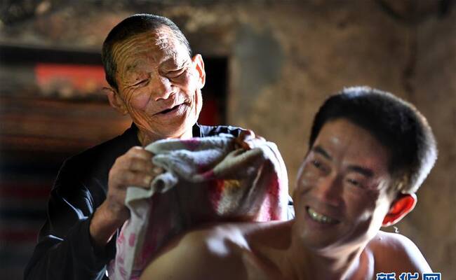 老爸的皱纹里 刻满对儿子的爱