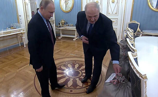 白俄罗斯总统赠普京4袋土豆