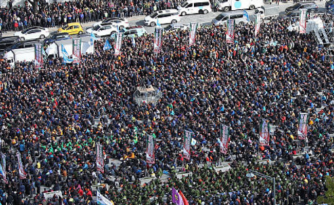韩国数万出租车司机游行 抵制软件拼车