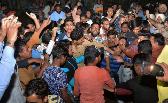 火车撞入狂欢的人群 已致61人死亡