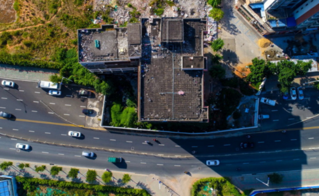 高楼占半条道一年多至今“屹立不倒”