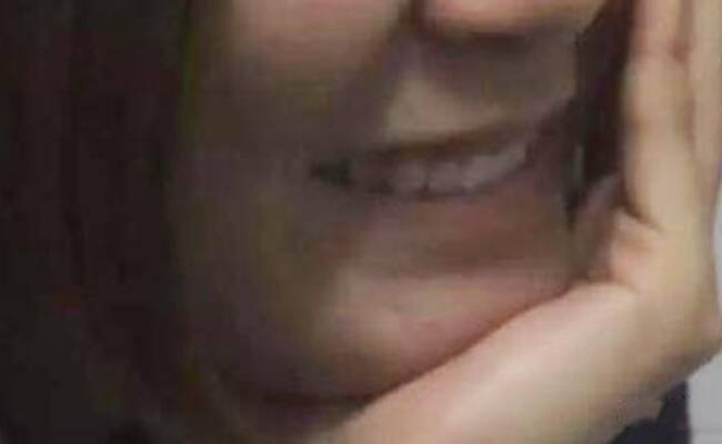 女大学生踢警察 笑称“最多拘15天”