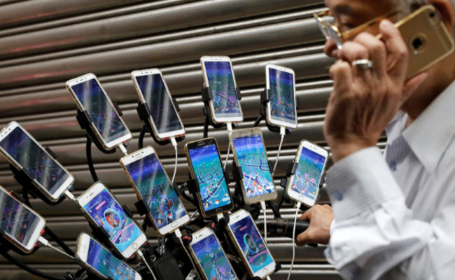 70岁老人街头抓“宠物小精灵” 